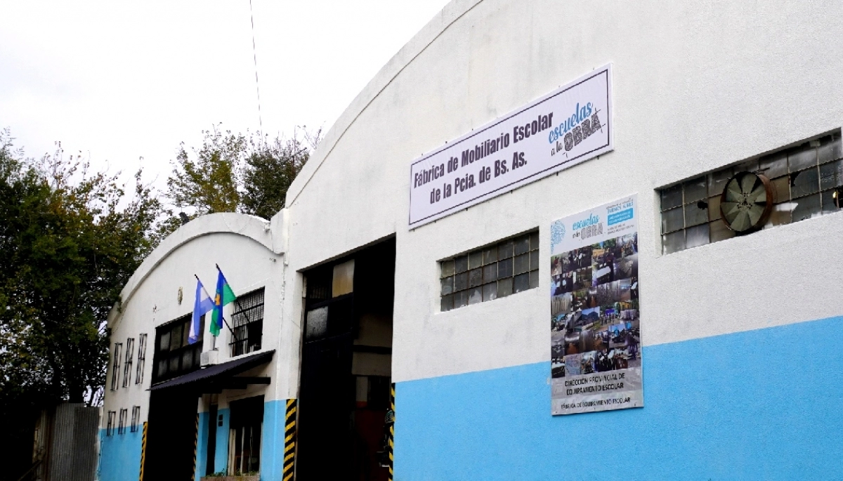 Desde Provincia, reabren una fábrica de mesas y sillas escolares