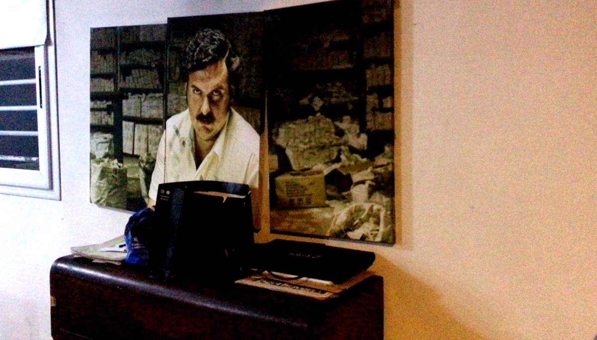 Allanaron casas de nietos del “Pata” Medina y encontraron un cuadro de Pablo Escobar