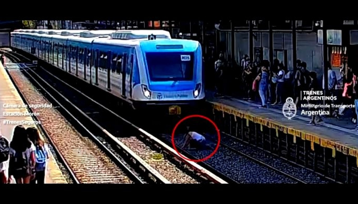 Video: una mujer intentó suicidarse en las vías del tren y se salvó de milagro