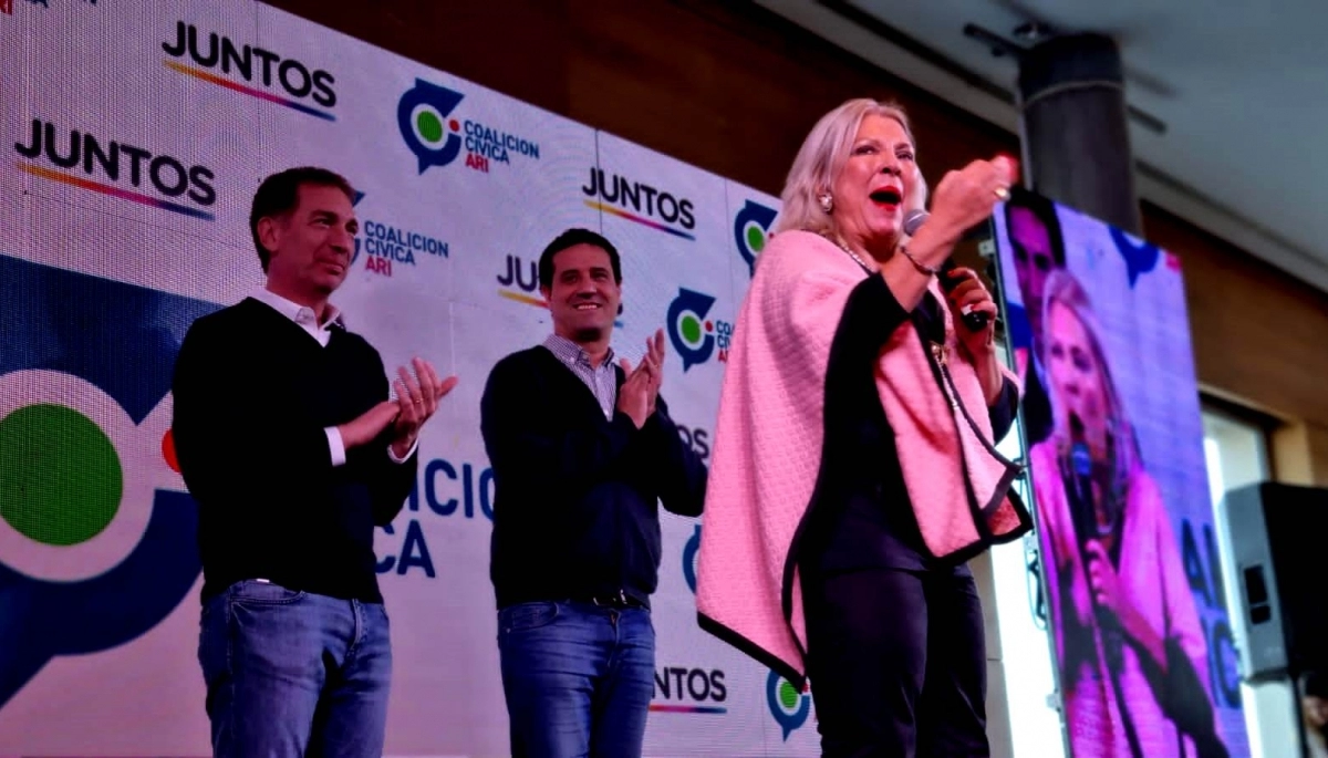 Como gesto de unidad, Santilli acompañó a Carrió en la Convención de la Coalición Cívica