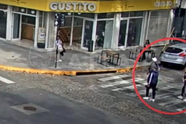 Video: robaron una heladería en el centro de La Plata y fueron detenidos