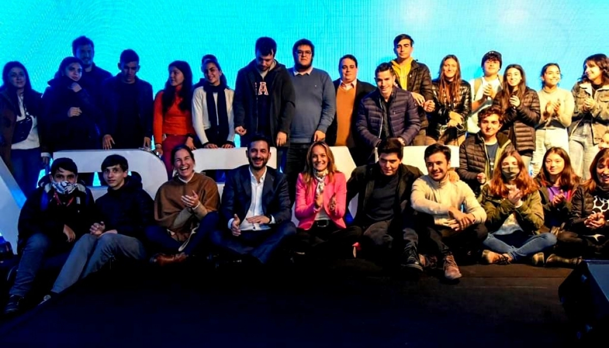 Tombolini y Malena Galmarini junto a estudiantes y emprendedores en ARSAT