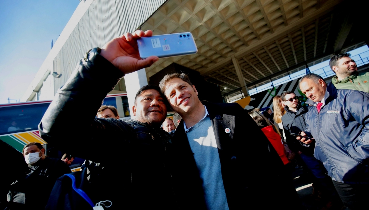 En medio de selfies y sonrisas, Kicillof saludó a estudiantes que se van de viaje de egresados