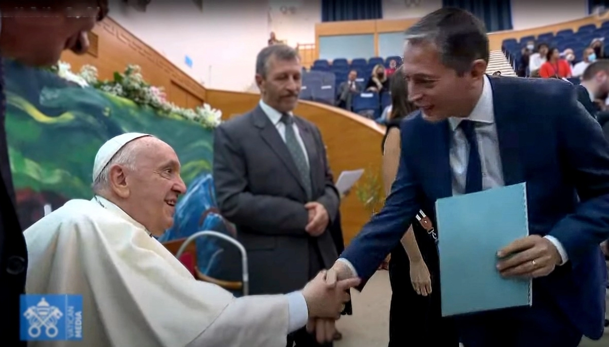 En una gira por Europa, Gray estuvo con el Papa Francisco en el Vaticano