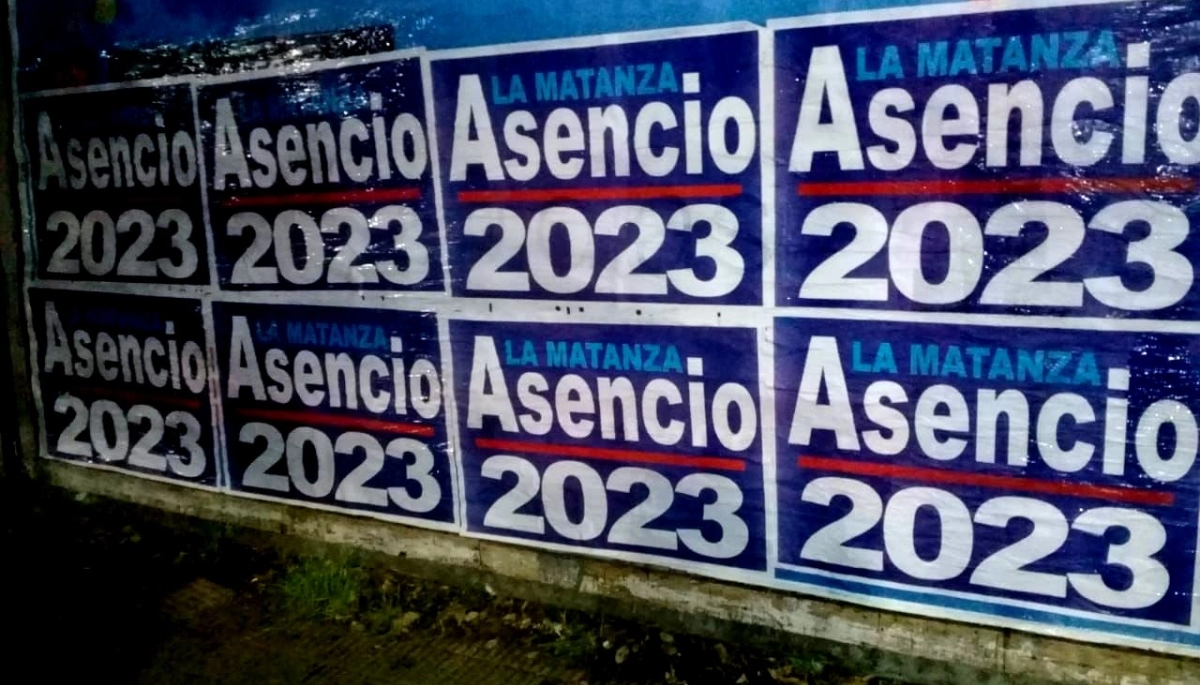 Espinoza mandó a empleados municipales a sacar carteles de un rival interno en el peronismo