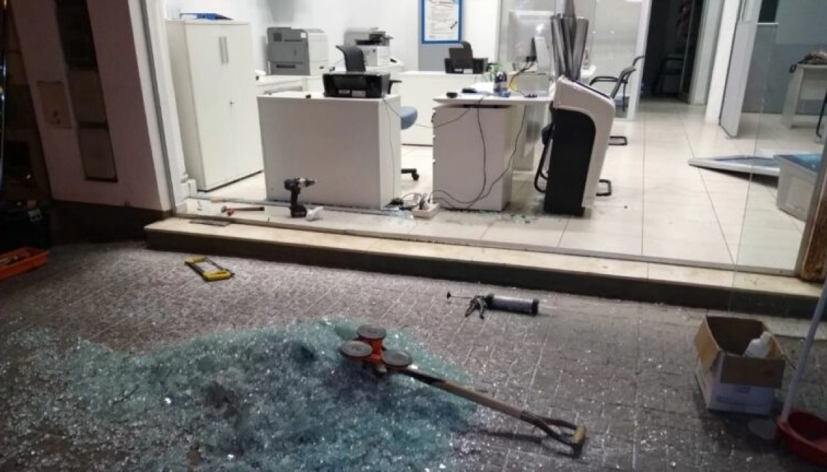 Video: un hombre estrelló su auto contra las oficinas de OSDE