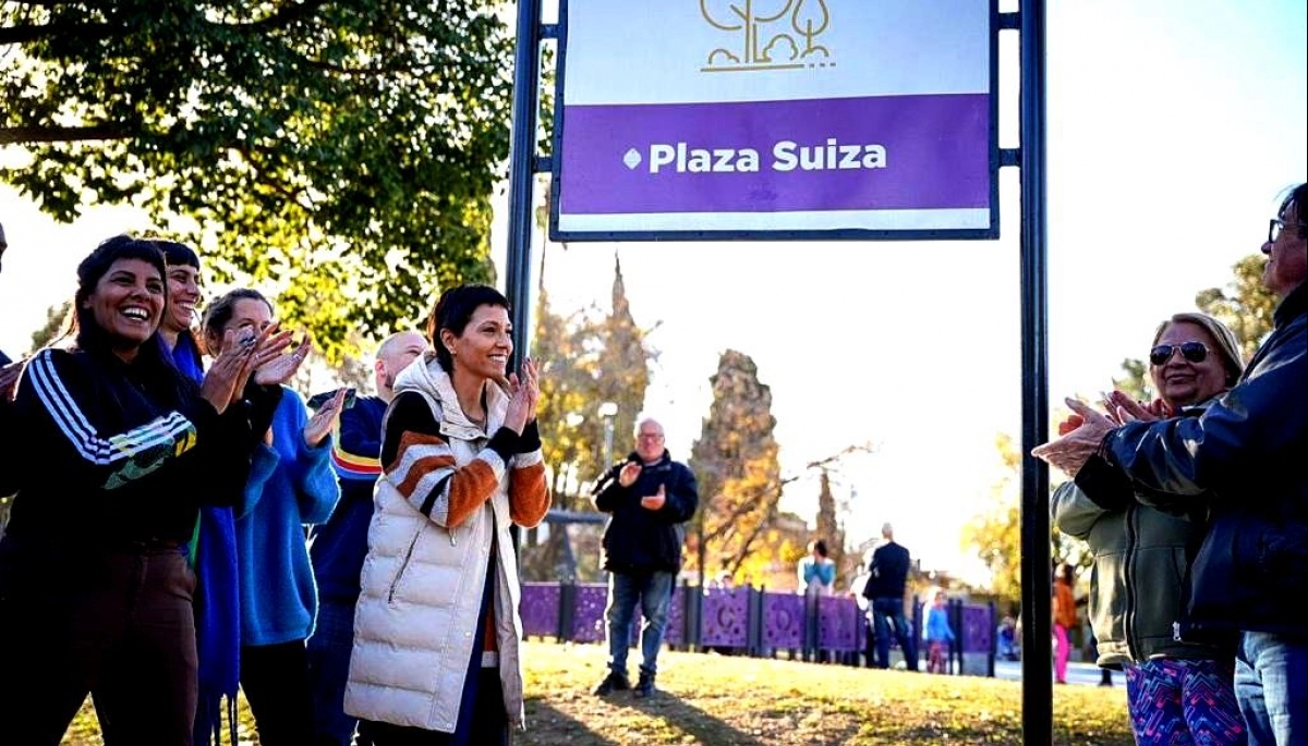 Mayra Mendoza inauguró en Bernal la puesta en valor de la Plaza Suiza
