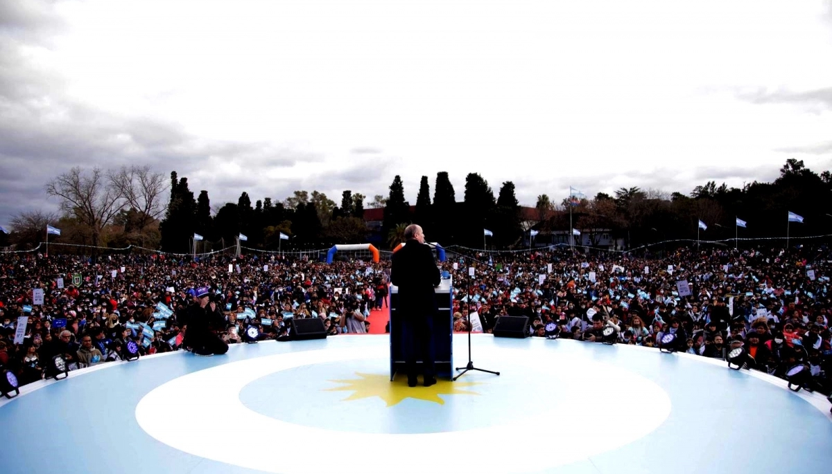 Ante 12 mil alumnos, Insaurralde encabezó la jura de la bandera