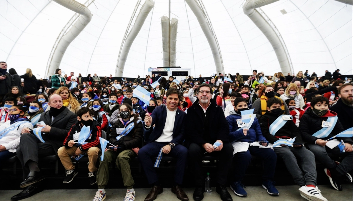 Kicillof encabezó en Tecnópolis la jura a la Bandera con alumnos bonaerenses