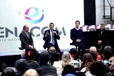 Massa e Insaurralde encabezaron acto de entrega de tablets en San Vicente