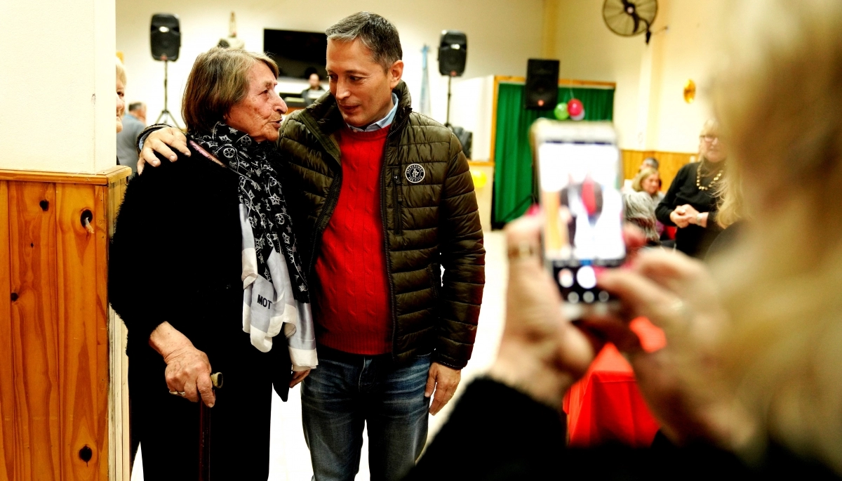 Gray acompañó a jubilados y pensionados del centro “Dulce Edad”