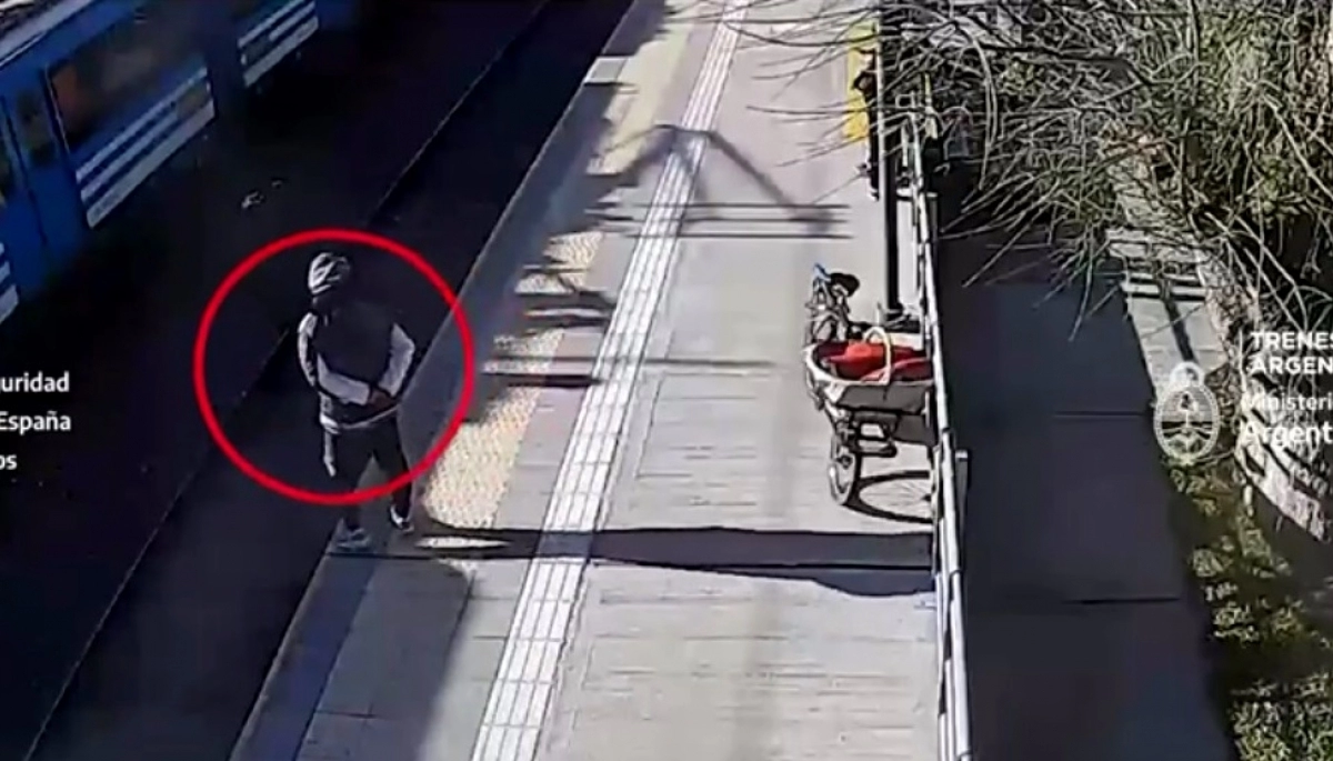 Video: susto por un hombre se cayó accidentalmente del andén a la zona de vías