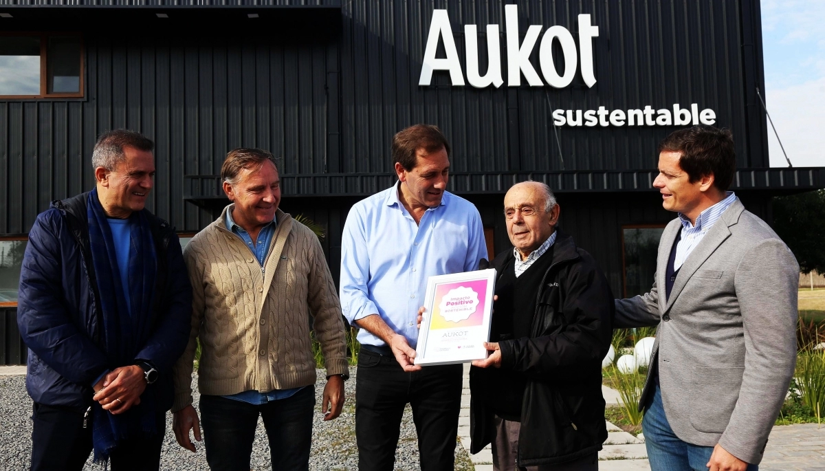 Garro visitó una empresa en La Plata y fue reconocida por su labor sustentable