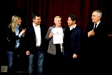 Kicillof continúa con la entrega de escrituras: visitó San Andrés de Giles