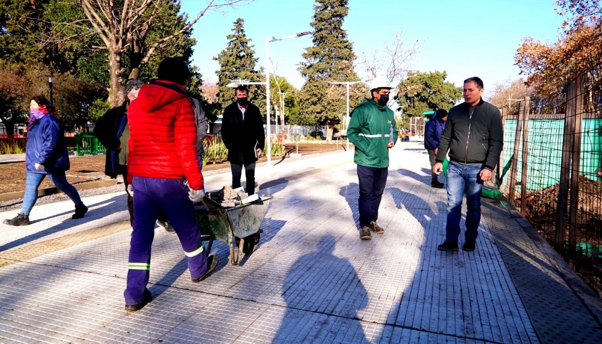 Gray supervisó los avances en las obras de la Plaza Aráoz Alfano