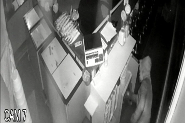 Videos: víctimas de constantes robos cierran una heladería en La Matanza