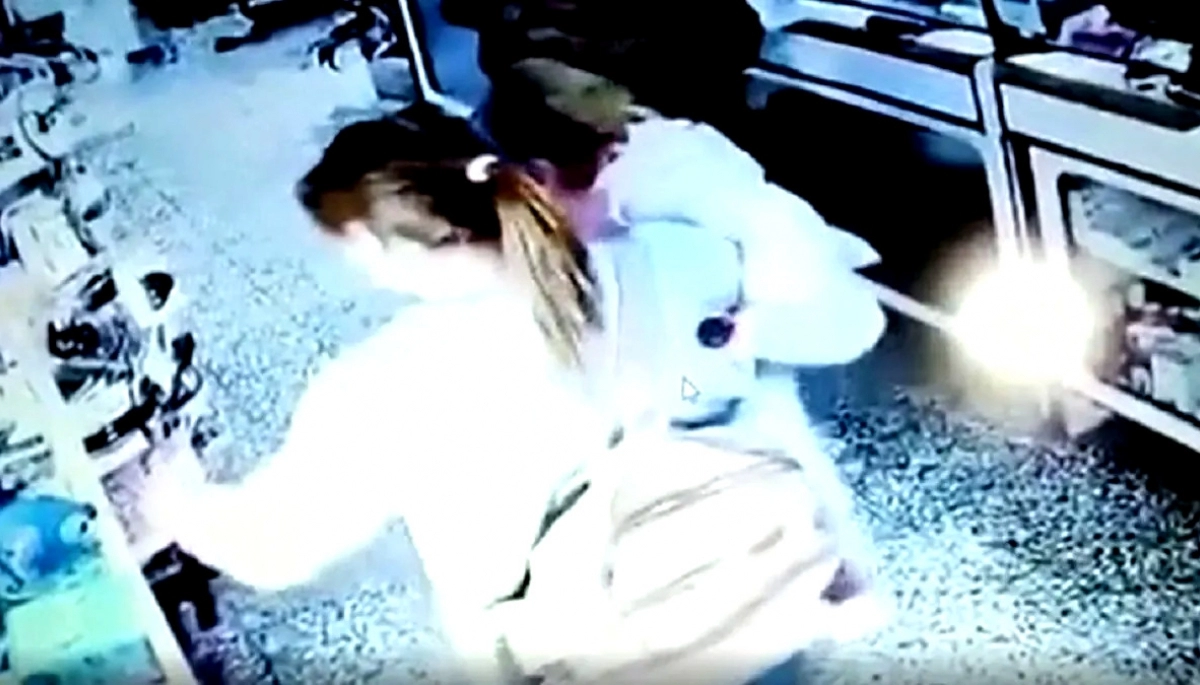 Video: amenazaron a una nena de tres años durante un violento asalto en una farmacia