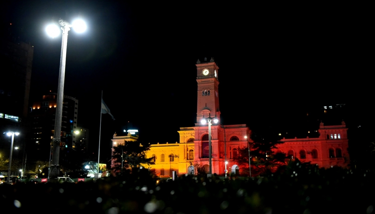 Por qué la Municipalidad de La Plata se iluminó de naranja
