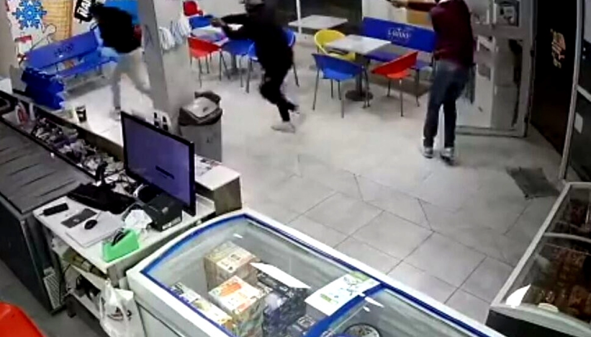 Video: intentaron robar una heladería y un policía los echó a los tiros