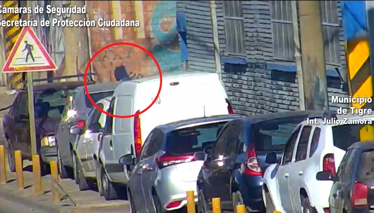 Video: el COT “cachó” a un ladrón que robaba pertenencias de una camioneta