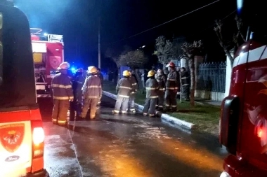 Macabro: bomberos sofocaron un incendio y encontraron a una mujer atada en la cama