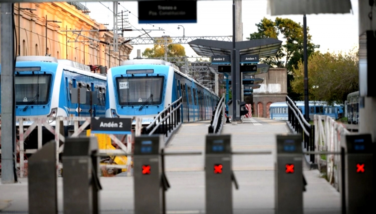 Horror y locura: un niño de cuatro años murió arrollado por el tren y atacaron al conductor