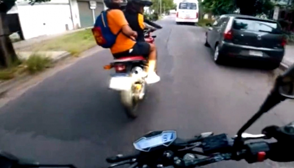 Video: le apagaron la moto, lo chocaron y se la robaron en un violento ataque piraña