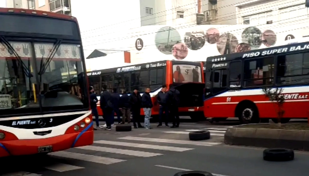 Video: en Lanús balearon a un colectivero y cuatro líneas iniciaron un paro
