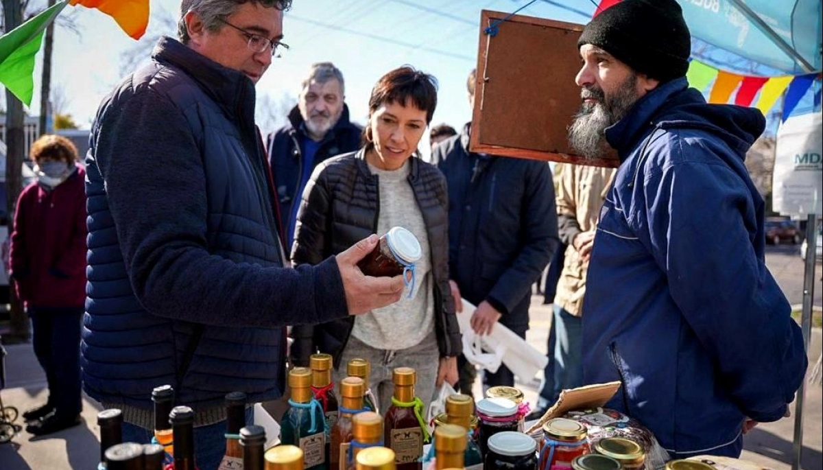 Mayra Mendoza y el Ministro Javier Rodríguez recorrieron la jornada de Mercados Bonaerenses