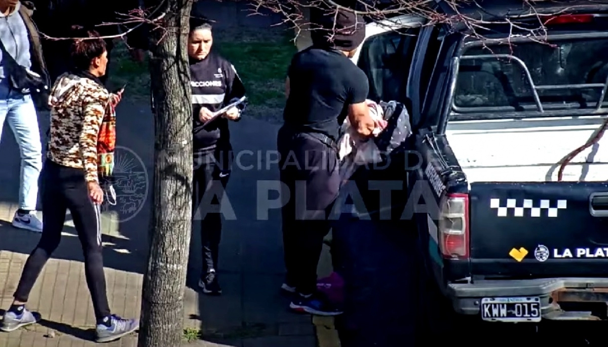 Video: manteros atacaron a golpes un móvil de control urbano