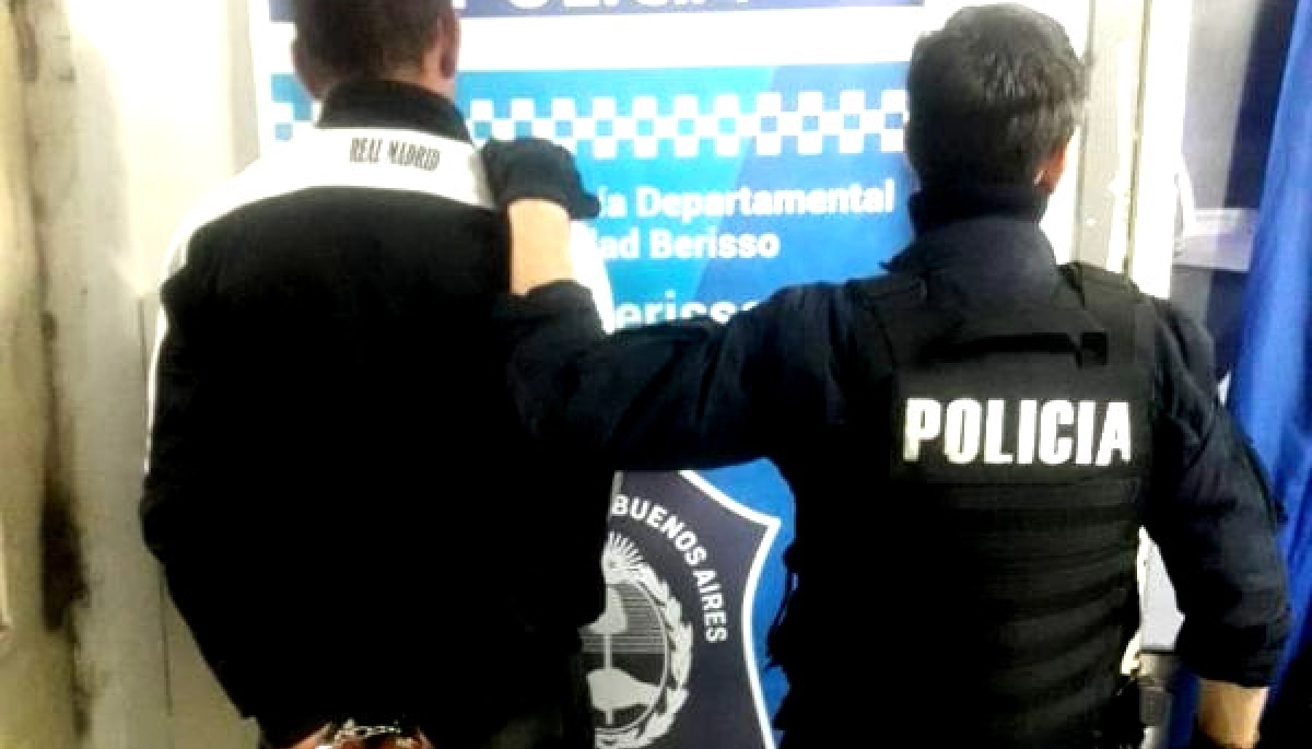 Al filo de la tragedia: con un machete y un cuchillo tomó de rehén a su pareja y atacó a un policía