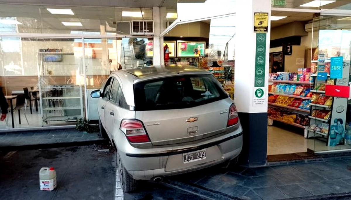 ¿Cafecito?: fue a cargar combustible y terminó dentro del minishop de una estación de servicio en La Plata