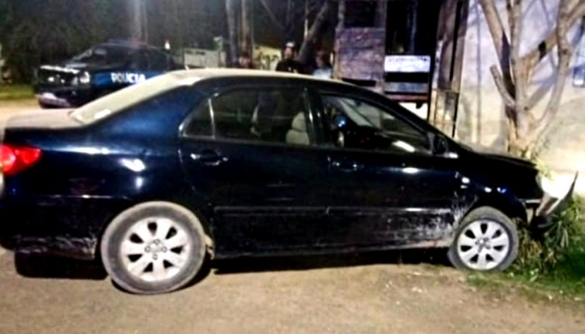Un policía desafectado de la bonaerense chocó al intentar huir con un auto robado