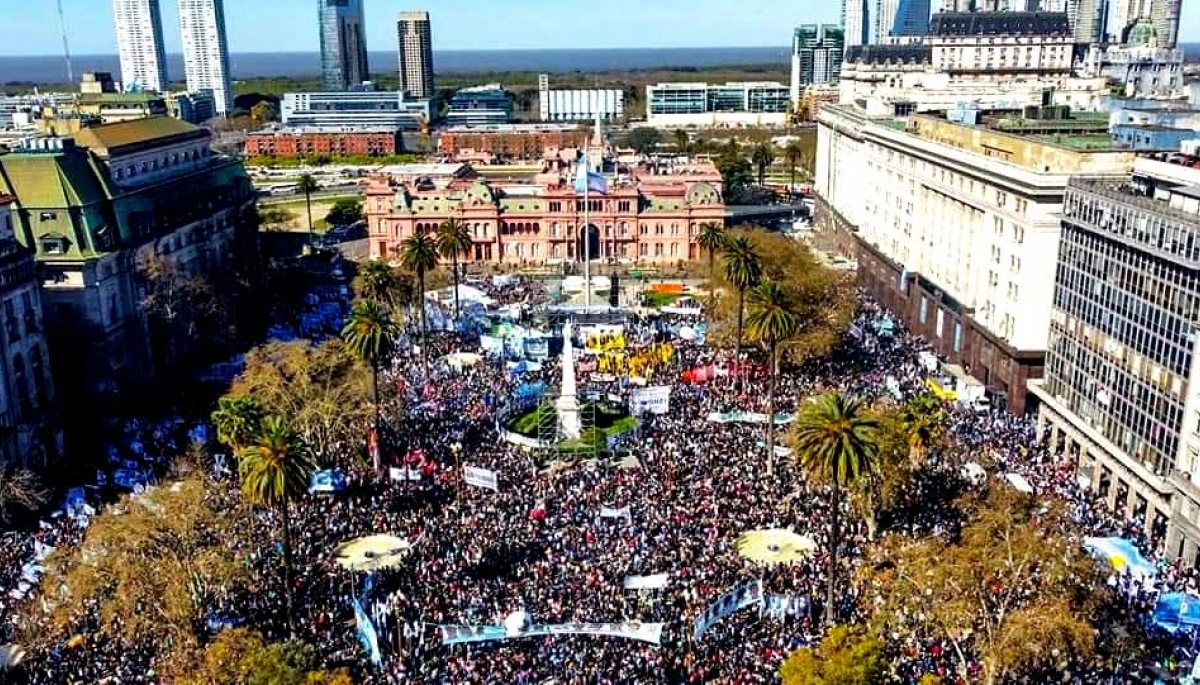 Una multitud llenó Plaza de Mayo en defensa de la Democracia y repudio al atentado contra Cristina