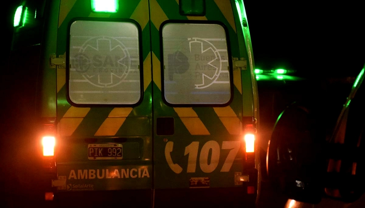 Violento incidente: un auto chocó con una moto y arrolló a un hombre en Villa Elisa