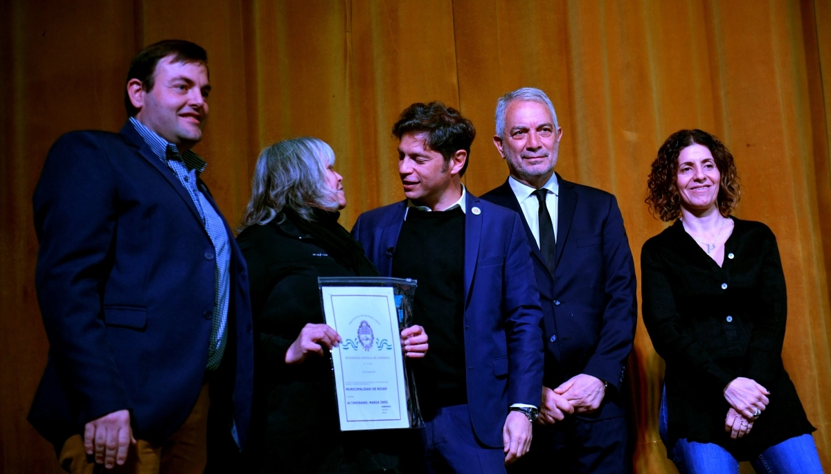 Kicillof visitó Rojas y entregó títulos de propiedad de “Mi escritura, mi casa”