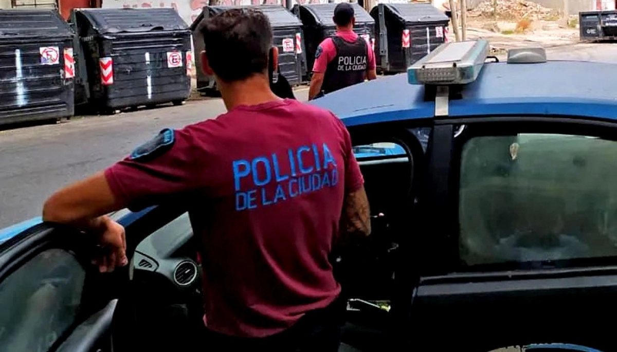 ¡Qué defensa!: en un partido de fútbol femenino la policía encontró una ametralladora