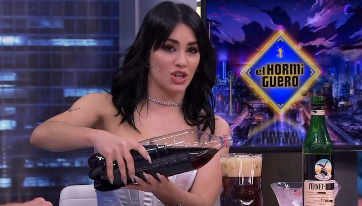 Fernet for export: Lali preparó un “viajero” en televisión española y estallaron las redes