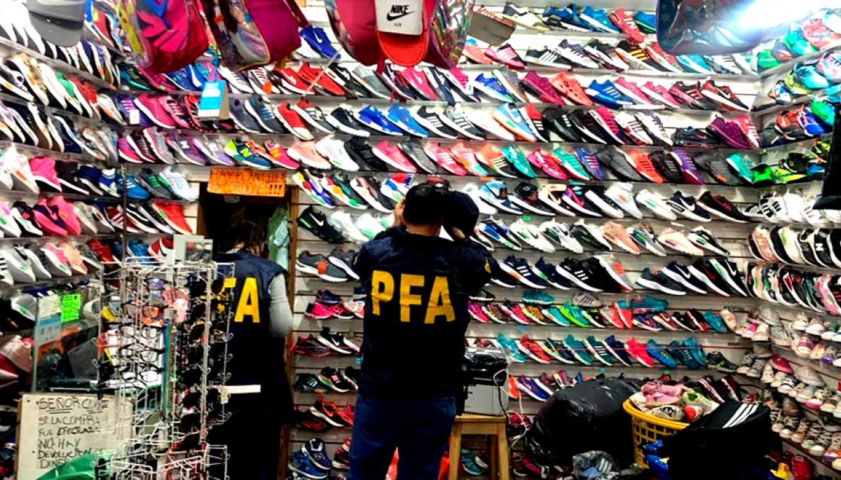 Los dejaron en patas: la PFA decomisó miles de zapatillas truchas en Moreno