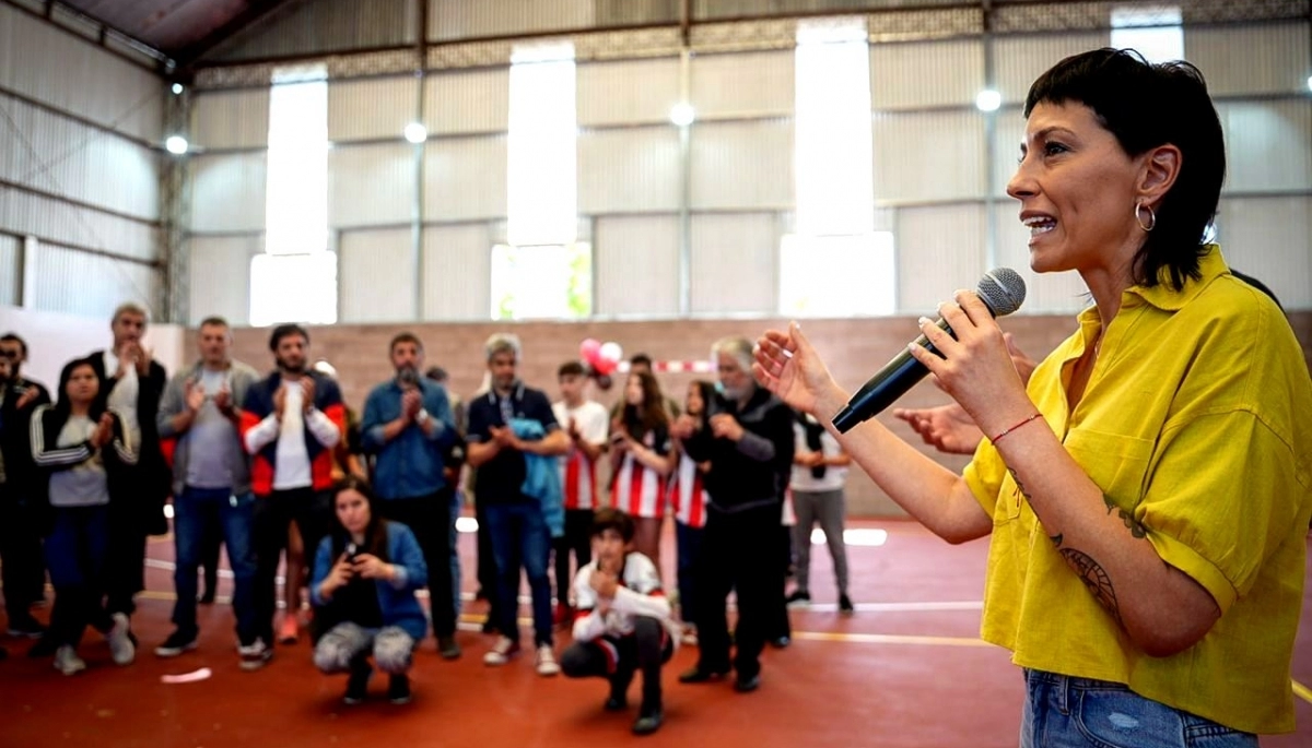 Mayra Mendoza inauguró un nuevo gimnasio deportivo para el Club Juventud de Bernal