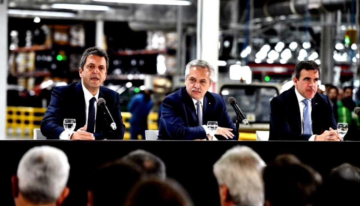 En medio del conflicto, Massa advirtió que abrirá las importaciones de neumáticos