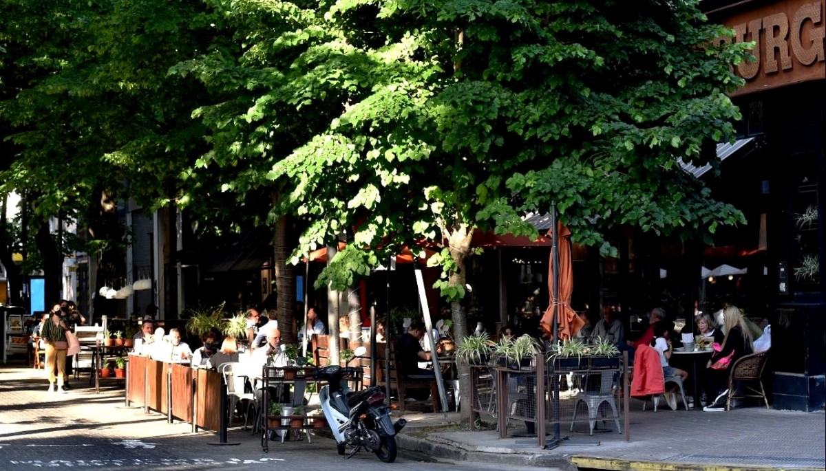 La Municipalidad de La Plata y gastronómicos acordaron mantener los decks en la calle