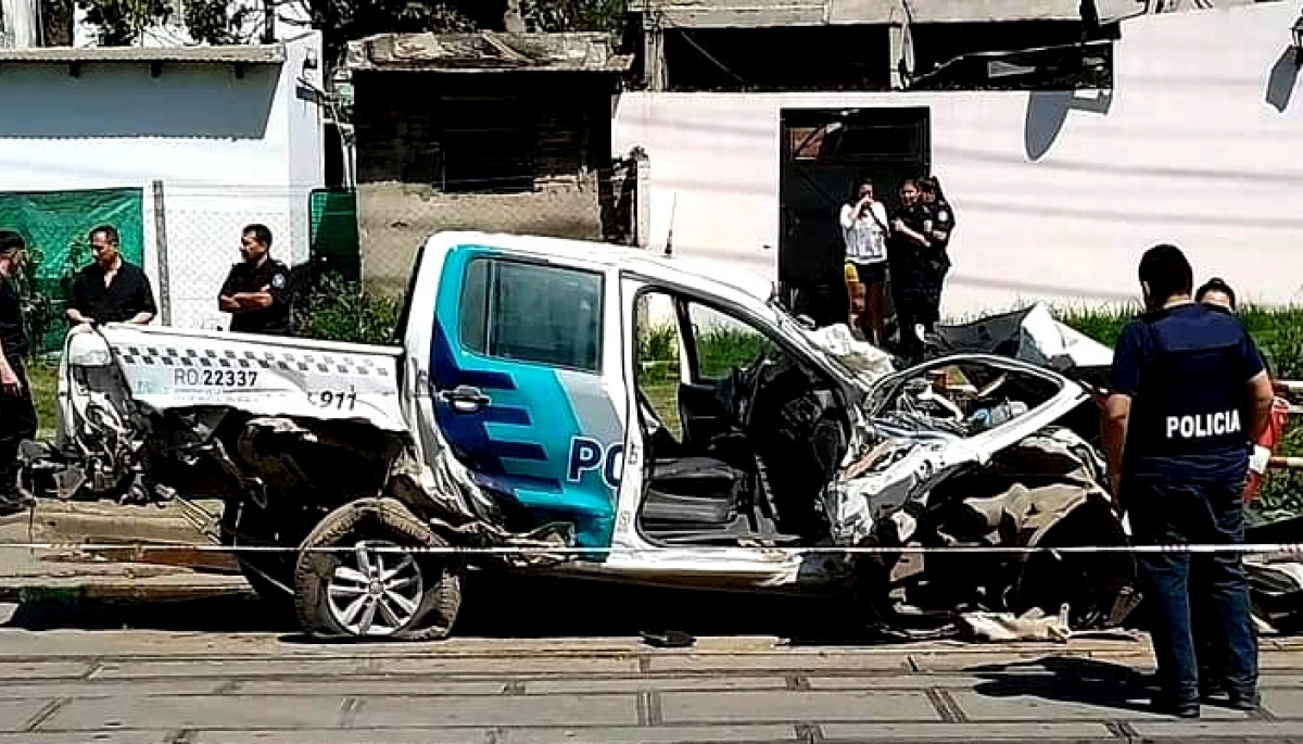 ¿En qué estaban pensando?: tren arrolló un patrullero que realizó una llamativa maniobra