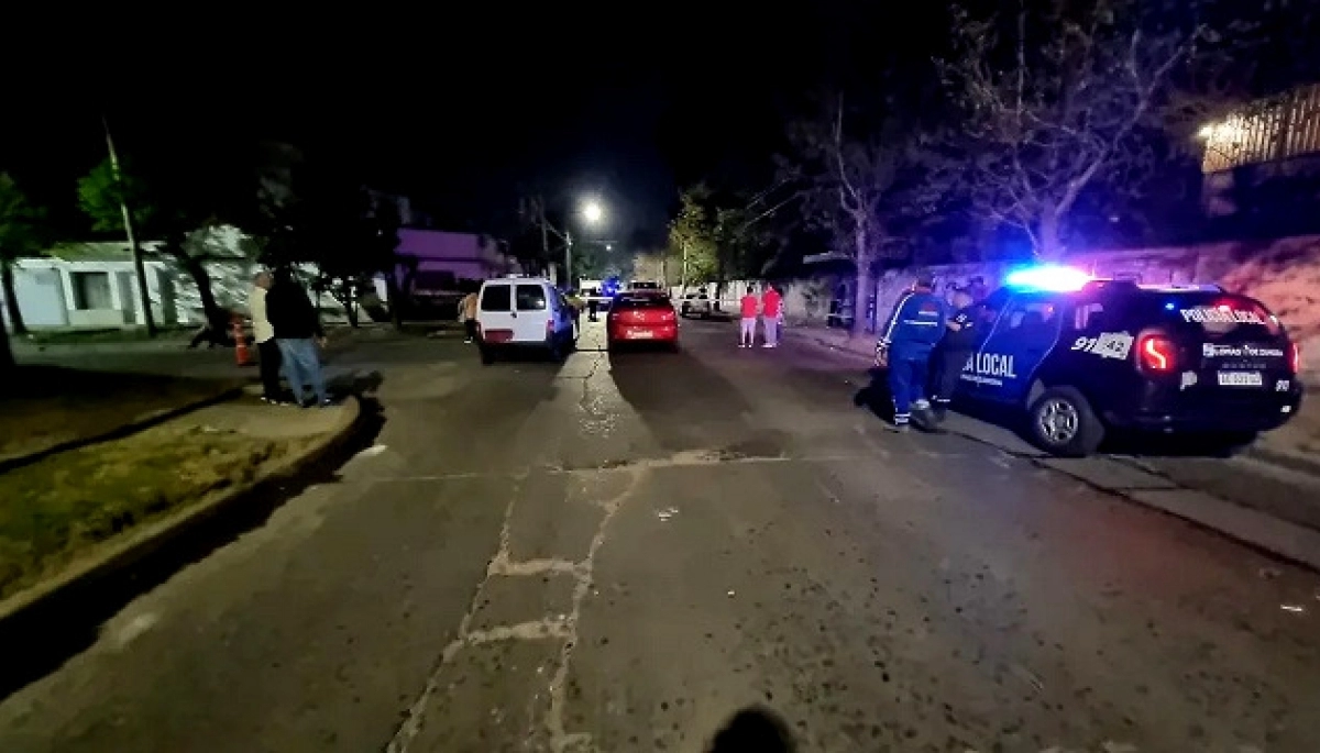 Una pareja escapaba de motochorros y chocó con un auto: una mujer murió