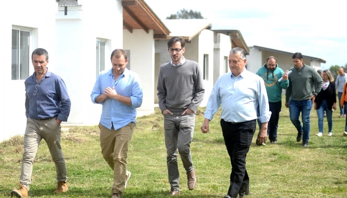 Simone visitó municipios bonaerenses y recorrió la construcción de futuras viviendas