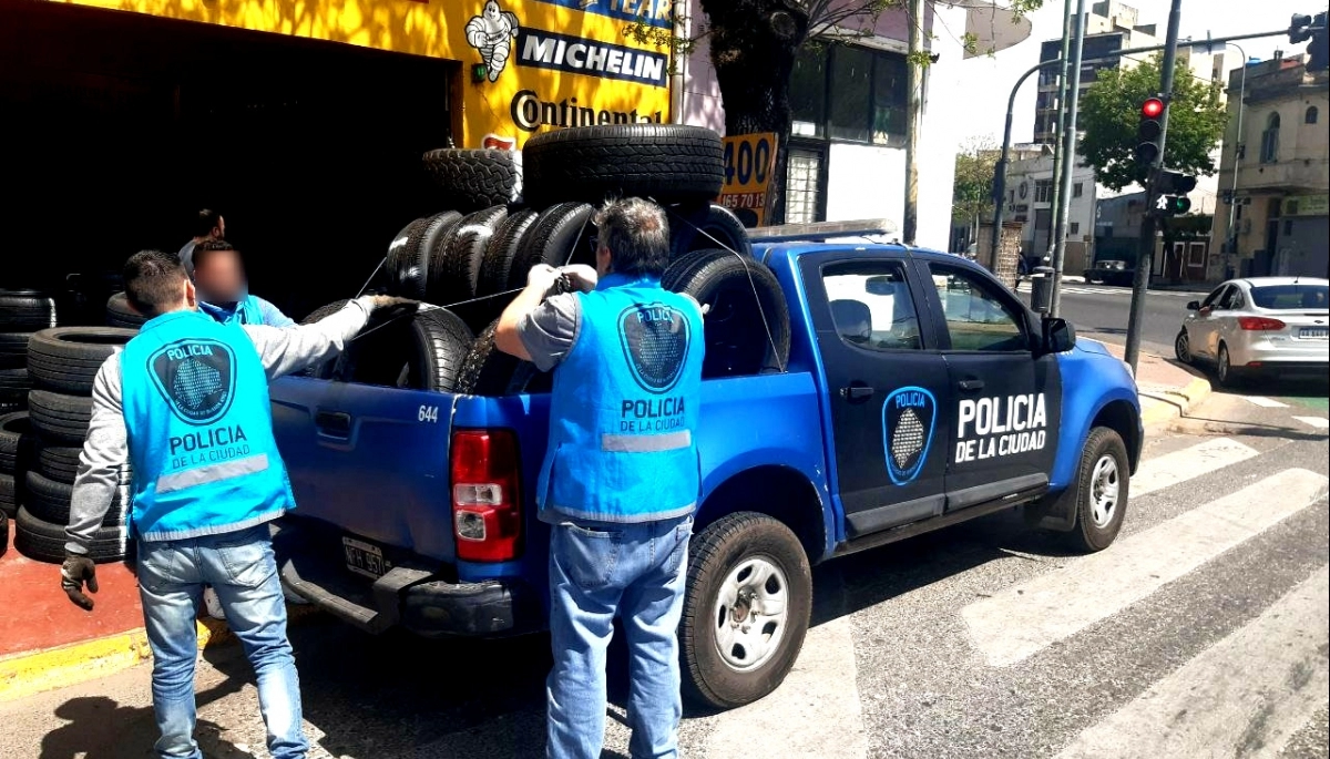 Policía de la Ciudad le pinchó el negocio a roba ruedas: secuestraron 500 neumáticos