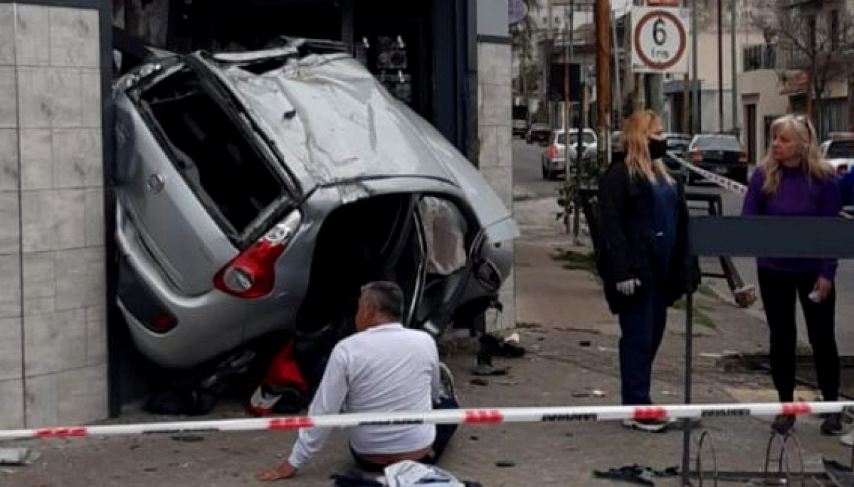 No fue por el "cosito": conductor borracho destruyó una ferretería en Berazategui