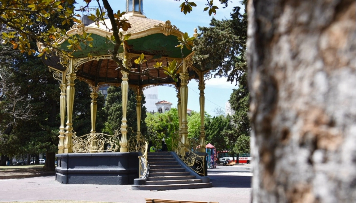 Continúa la restauración de la céntrica Plaza San Martín en La Plata