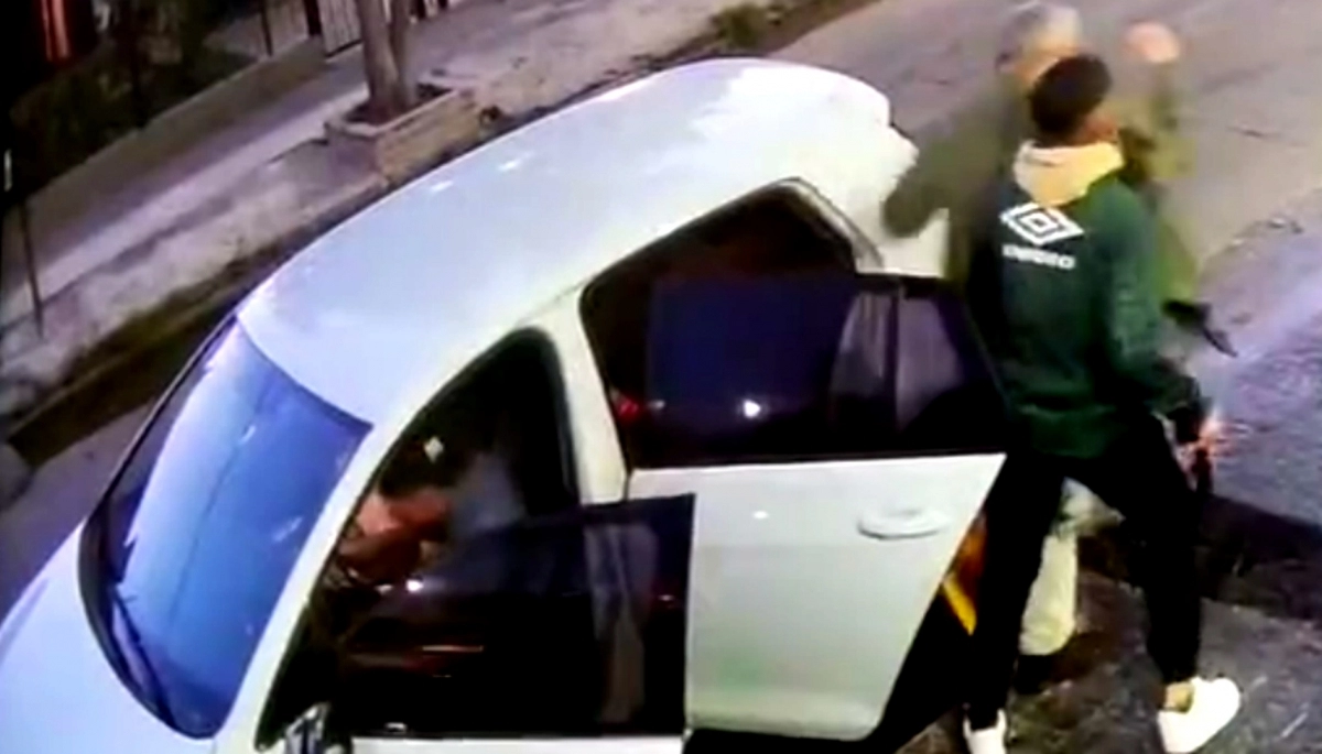 No perdonan: se demoró unos segundos en dejar el auto y se lo robaron en Lanús