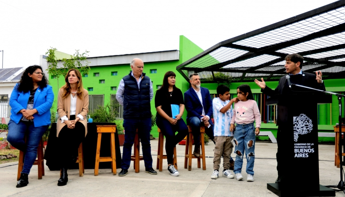 Kicillof visitó Lanús y junto a Grindetti firmó convenios millonarios para barrios locales